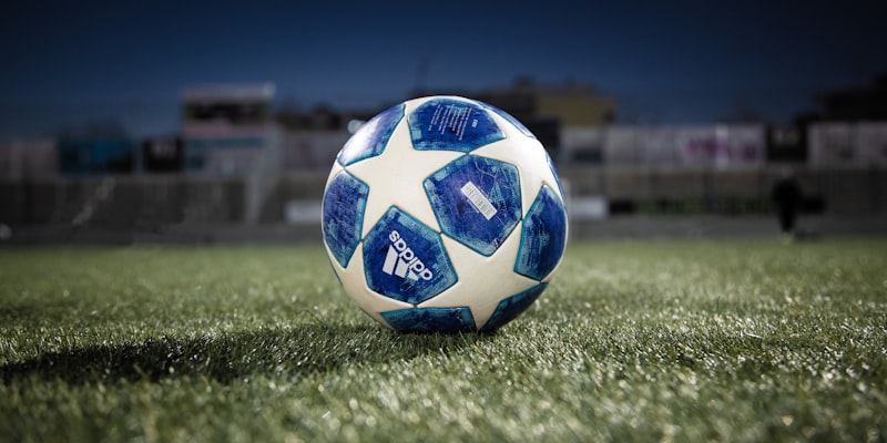 2026年世界杯三大主办国美国、加拿大、墨西哥国旗并列展示